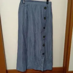 青いボタン付きタイトスカート