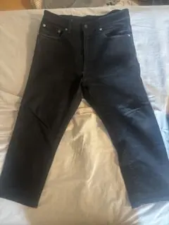黒デニムパンツ ストレートスタイルのサムネイル