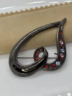 黒いカーブデザインのクリスタルブローチ