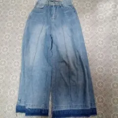 ワイドレッグデニム 淡いブルー フリンジ裾