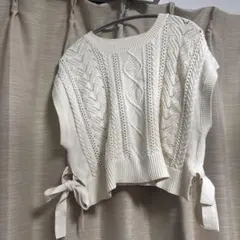 アイボリー編み込みニットベスト