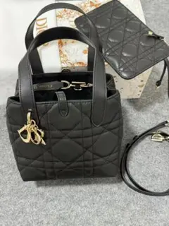 ブラック ショルダーバッグ**！