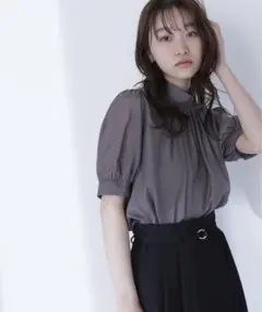 NATURAL BEAUTY BASIC ハイネックシアーボリュームブラウス