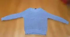 青い長袖ニットセーター