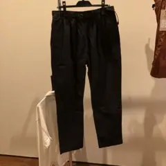 黒のワークパンツ ウエスト調整可能