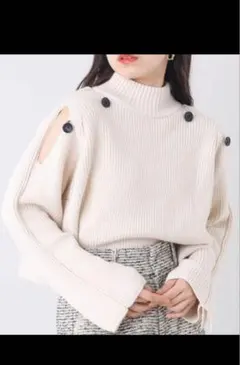 chico ショート丈肩開きボタンデザインニット