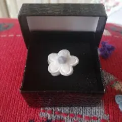 ホワイト フェルト 花型ブローチ