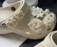 クロックス　サンダル　ジビッツ　飾り　花　パール ベージュ　12ピース