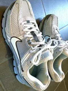 Nike ZOOM VOMERO 5 ナイキ ボメロスニーカー ホワイトのサムネイル