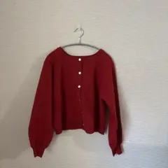赤いボタン付きカーディガン