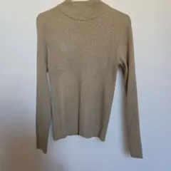 ベージュ　ゴールド　 タートルネック 薄手ニット 長袖