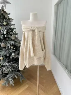 オフショルダーリボン付きクリーム色ニット