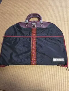 MADO MARQUEE ガーメントバッグ 黒/赤のサムネイル