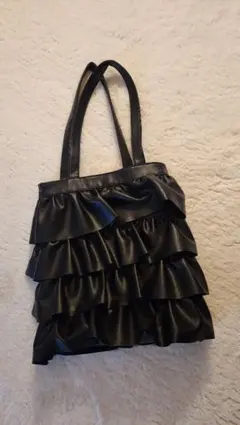 未使用品　フリルデザイン 黒 トートバッグ　合成皮革