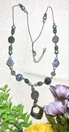 グレー＆シルバー系のロングネックレス