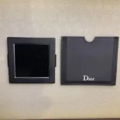 ブラックのケースが付いたクリスチャン・ディオールのコンパクトミラー