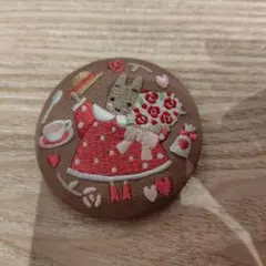 サンリオ　刺繍缶バッヂ　マロンクリーム
