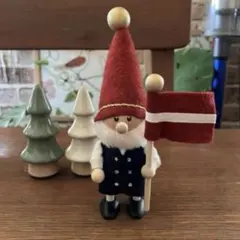 ノルディカニッセ　ラトビアの国旗を持ったサンタ❤︎