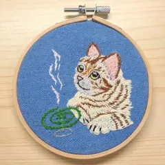 ハンドメイド 刺繍フレーム 遊ぶ子猫ちゃん キジトラ - メルカリ