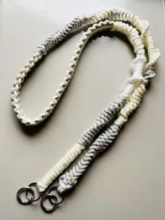 ライトグレー×ホワイト｜大人配色×立体編み パラコードスマホショルダー