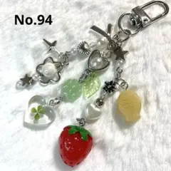 《94》ビーズキーホルダー　クローバー　いちご　韓国　y2k コレクトブック