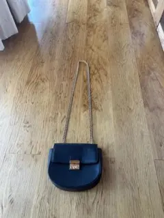黒のショルダーバッグ チェーンストラップ付き