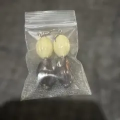 アイボリーとダークブラウンのダングルピアス