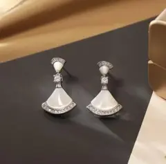 白蝶貝風 扇形ピアス シルバー