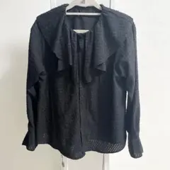 フリル付き黒長袖ブラウス　エヌドット　ブラック　トップス