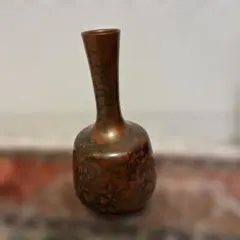 茶色と黒の模様のフラワーベース