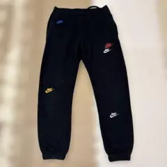Nike ジョガーパンツ 黒 色々なロゴ付き