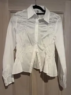 LAGUA GEM FRONT FRILL COMPACTシャツ WHT ラグア - メルカリ