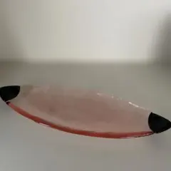 ピンクのガラス楕円形皿