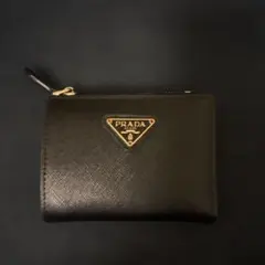 プラダ財布　黒　二つ折り財布　小銭入れ付き　カード入れ付き　レディース