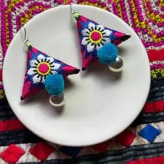モン族＊さんかくお花のおおきなビーズ ピアス/イヤリング