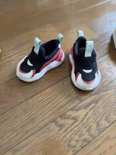 Puma レアキッズスニーカー スリッポン 黒赤