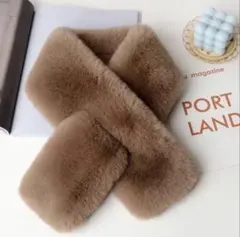 上品な冬コーデに　ふわふわ質感の交差フェイクファーマフラー　ブラウン