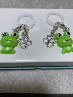 カエルのハンドメイドチャーム 2個セット クローバー