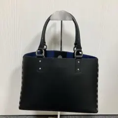 黒いハンドバッグ 青い内側