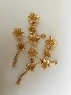 3COINS    箸置き　花　ゴールドのサムネイル