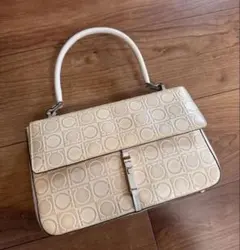 フェラガモ モノグラム アイボリー レザー ハンドバッグ 冠婚葬祭 型押し