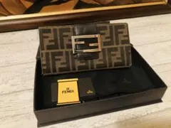 ★【希少な箱付き】FENDI フェンディ ズッカ 二つ折りキャンバスレザー長財布