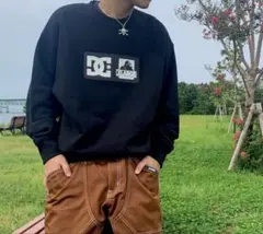 XLARGE XL × DC OG CREWNECK SWEAT