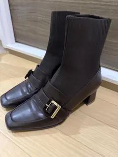 ダークブラウン バックル付きハイヒールブーツ