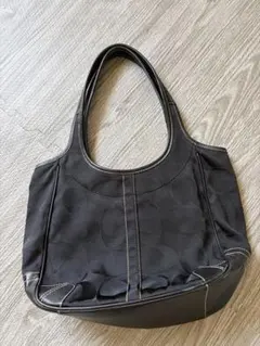 ブラックショルダーバッグ ロゴ入り