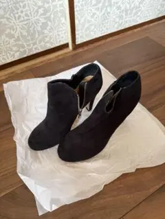 ブラックスエード高ヒールブーツ