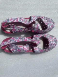 Crocs 花柄サンダル ピンク