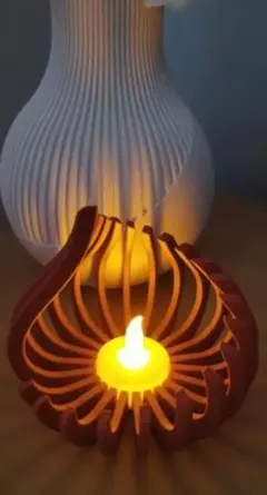 LEDライト付きの、炎の形をした装飾的なキャンドルスタンド。