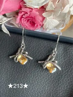 ★２１３★ストーン付きりぼんチャーム　杏色　シルバー　ピアス　ハンドメイド