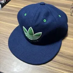 adidas 刺繍ロゴキャップ ネイビー/グリーン
